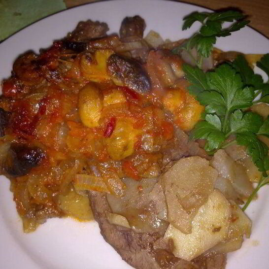 Рецепт баранины, запеченой под острым соусом из лечо