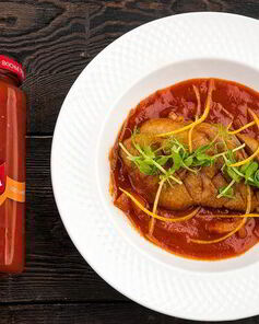 Пряная утиная грудка, тушеная в лечо