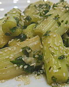 Пряный маринованный сельдерей в меду