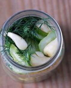 Малосольные огурцы с минералкой