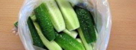 малосольные огурцы в пакете. Шаг 3