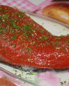 Слабосоленая форель с приправами