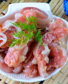 Соленая горбуша в масле с луком