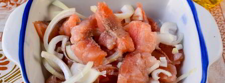 соленая горбуша в масле с луком. Шаг 4