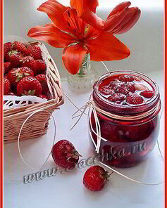 Клубничное варенье с миндалем и ликером Amaretto