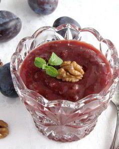 Сливовое варенье с бананами и орехами