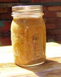 Заготовка из зеленых помидоров с яблоками и луком