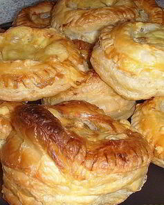 Беляши из слоеного теста