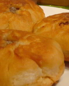 Беляши с салатом и бакинских помидоров, сладкого лука и наршараба