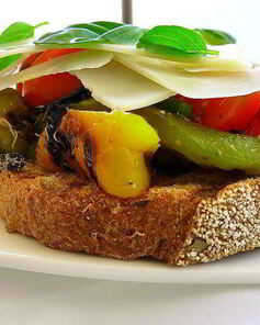 Брускетта c жареным перцем