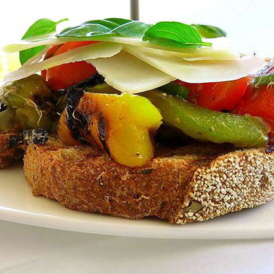 Рецепт брускетты с жареным перцем