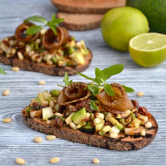 Рецепт брускетты с авокадо и грушей