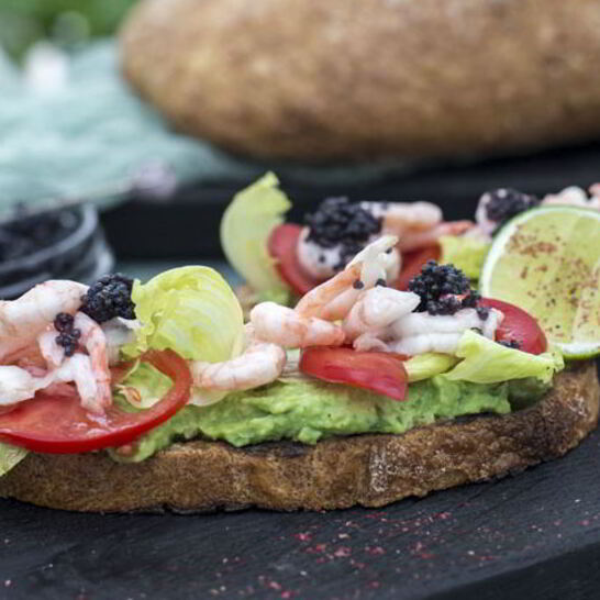 Рецепт брускетты с авокадо и сладкой креветкой