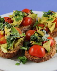 Брускетта с авокадо и томатами черри