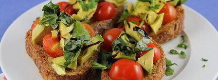 брускетта с авокадо и томатами черри. Шаг 5