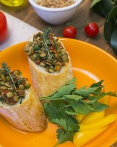 Брускетта с чечевицей