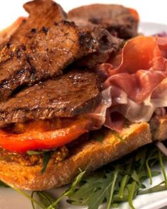 Брускетта с говядиной и пармской ветчиной