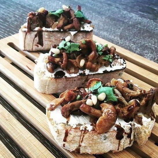 Рецепт брускетты с грибами и мягким сыром