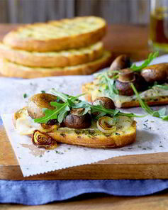 Брускетта с грибами, луком и соусом песто