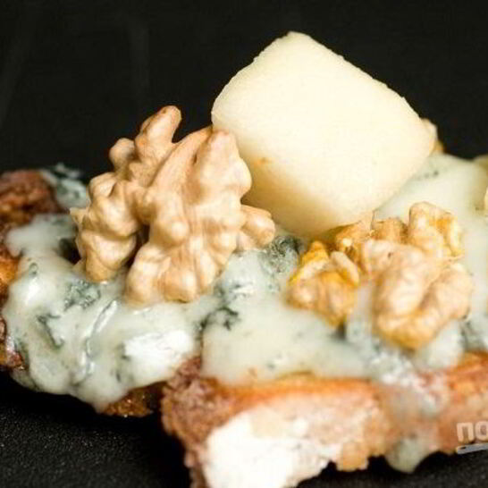 Рецепт брускетты с грушей, сыром и орехом