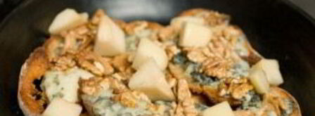 брускетта с грушей, сыром и орехом. Шаг 9