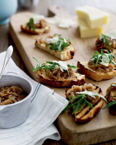 Брускетта с луком и сыром