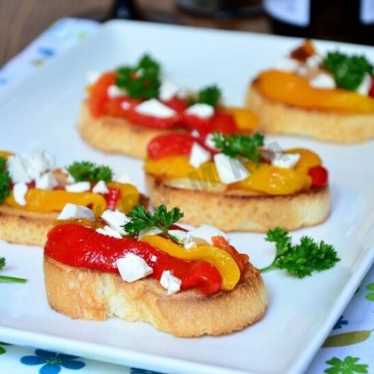 Рецепт брускетты с маринованным перцем и фетой