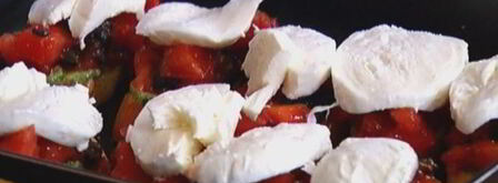 брускетта с моцареллой, помидорами и базиликом. Шаг 9