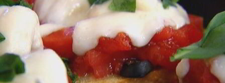 брускетта с моцареллой, помидорами и базиликом. Шаг 10