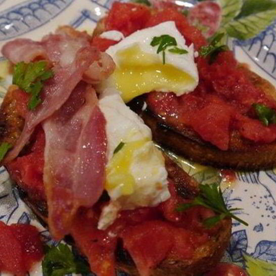 Рецепт брускетты с помидорами, беконом и яйцом пашот