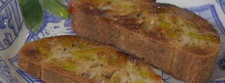 брускетта с помидорами, беконом и яйцом пашот. Шаг 7