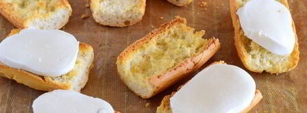 брускетта с помидорами черри и моцареллой. Шаг 9