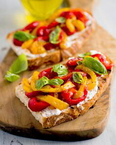 Брускетта с помидорами и сладким перцем