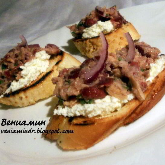 Рецепт брускетты с тунцом, фасолью и творожным сыром
