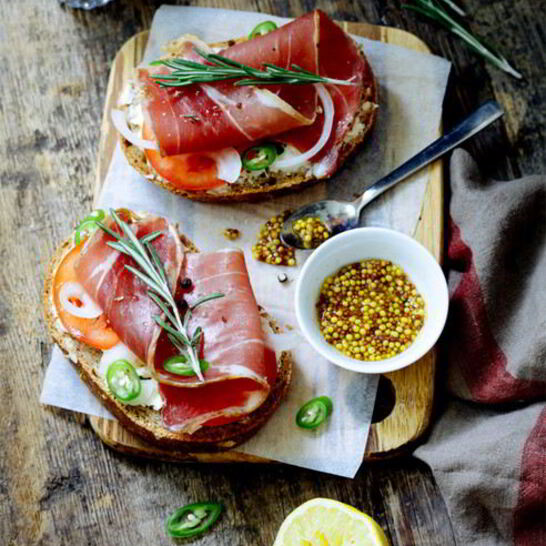 Рецепт брускетты с ветчиной, сыром и помидорами