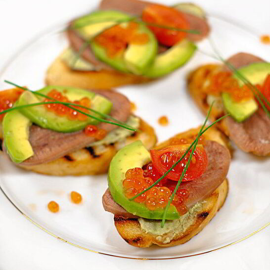 Рецепт брускетты с языком и авокадо