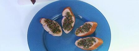 брускетта с языком и острым соусом. Шаг 3