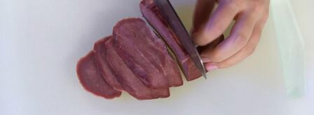 брускетта с языком и острым соусом. Шаг 4