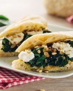 Брускетта со шпинатом