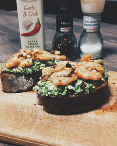 Брускетты с креветками и руколой