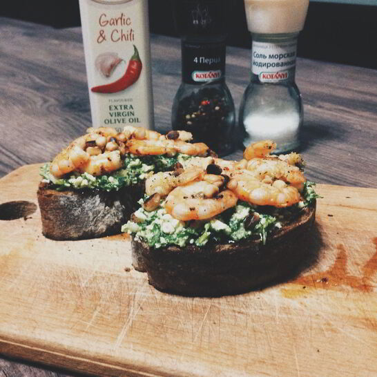 Рецепт брускетт с креветками и руколой