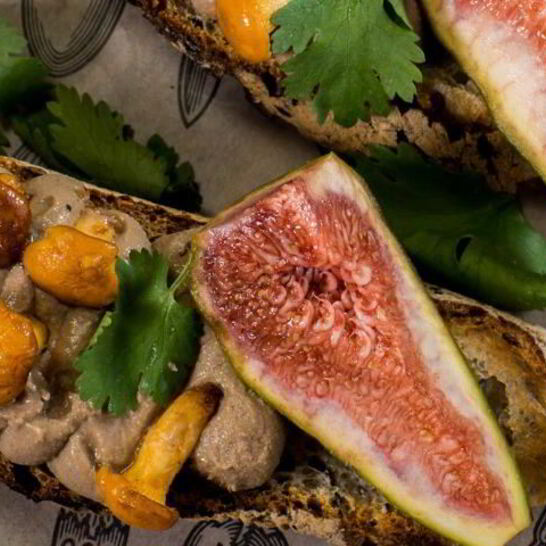 Рецепт брускетт с паштетом из цесарки и лисичками