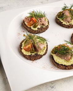 Брускетты с печенью трески и муссом из авокадо