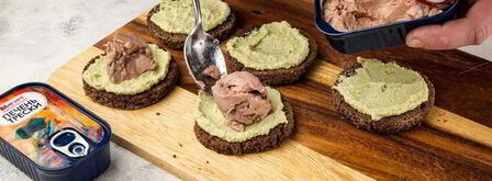 брускетты с печенью трески и муссом из авокадо. Шаг 8