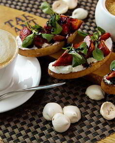 Брускетты с рикоттой и клубникой