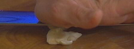 горячий бутерброд с моцареллой, шпинатом и соусом песто. Шаг 3