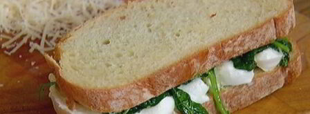 горячий бутерброд с моцареллой, шпинатом и соусом песто. Шаг 8