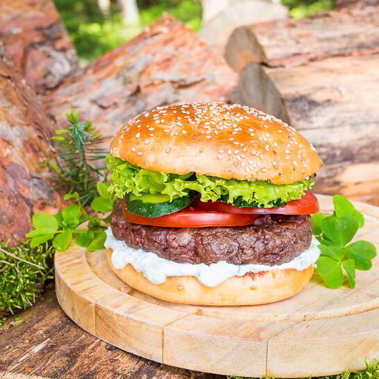 Рецепт бургера-гриля с говяжьей котлетой и соусом дзадзики