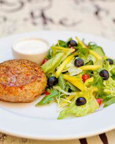 Бургер из индейки с зеленым салатом и фермерской сметаной