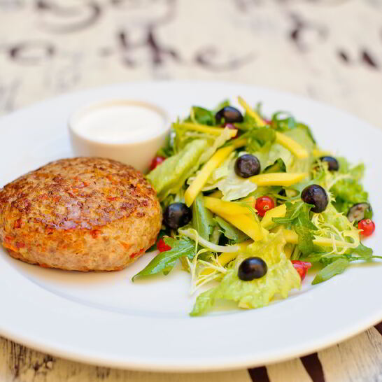 Рецепт бургера из индейки с зеленым салатом и фермерской сметаной